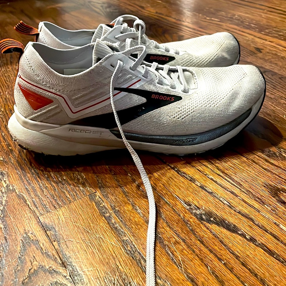 Brooks Richochet Size 9 White, Black, And Red